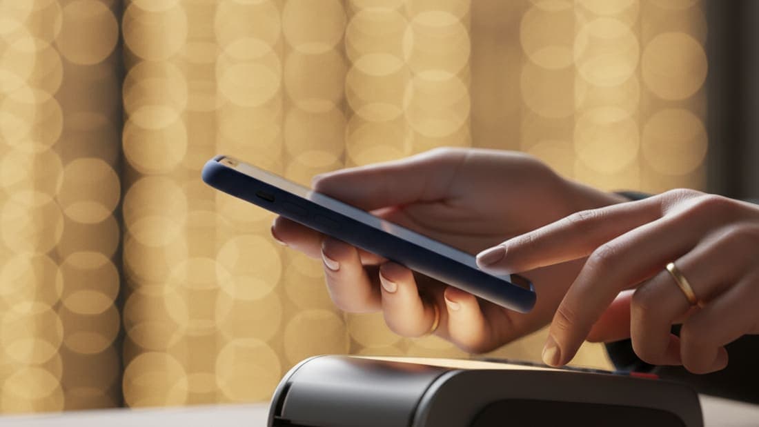 Cliente pagando o ensaio fotográfico por aproximação com o celular
